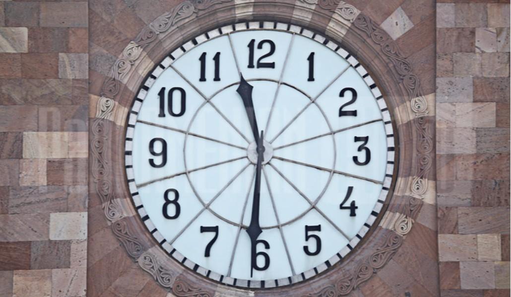 Ереван часовой. Часы Ереван. Часы на площади Еревана. Ереван башня с часами. Часы колокол.