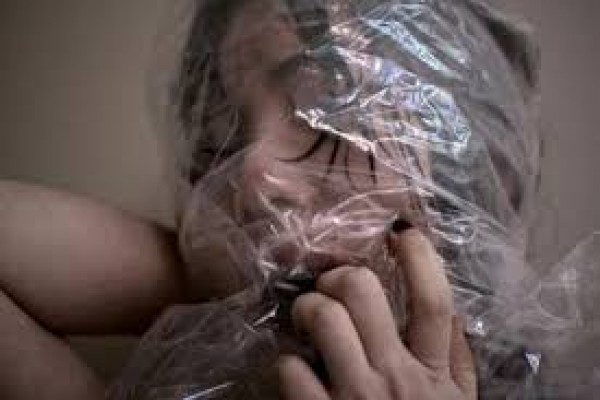 Задушенные красивые женщины. Девушка подавилась фото. Асфиксия девушки. Асфиксия девушки. Задушенные девушки модели.